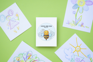 Apsveikumi zinību dienai – bitītes