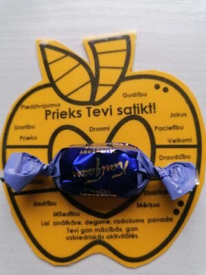 Zinību dienas ābolītis