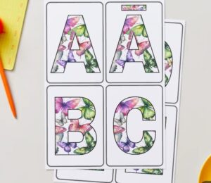 Alfabēts un cipari ar taureņiem